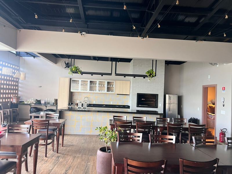 Salão coberto com cozinha aberta e equipada do Festou para eventos em Realeza