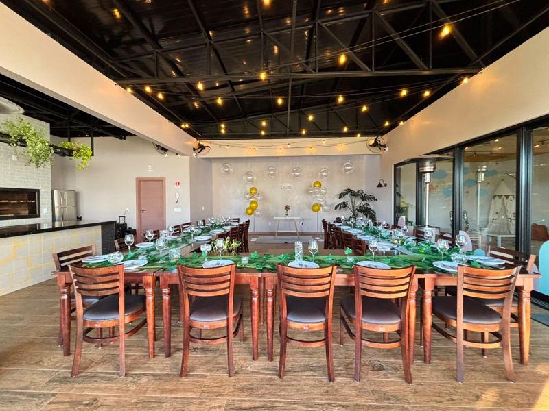 Salão com mesa longa para jantar de família e confraternização de empresa no Festou