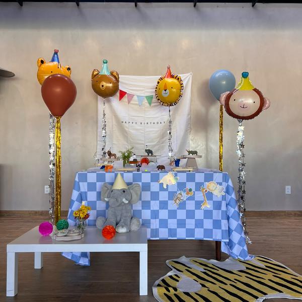 Mesa do bolo de festa infantil tema safári no Festou