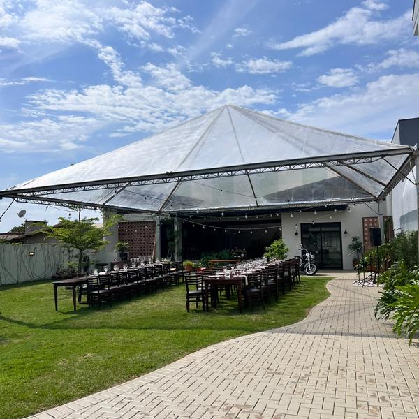 Tenda transparente montada no jardim do Festou para evento maior